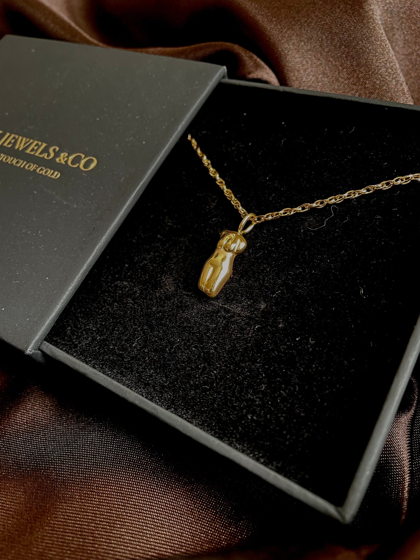 BODY-ODY PENDANT NECKLACE